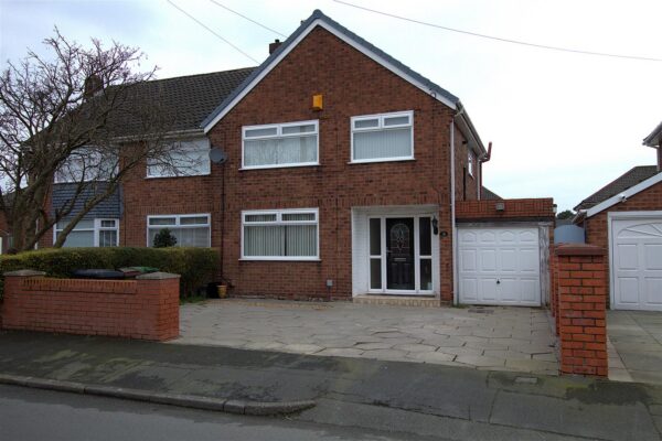 Taunton Drive, Aintree Village