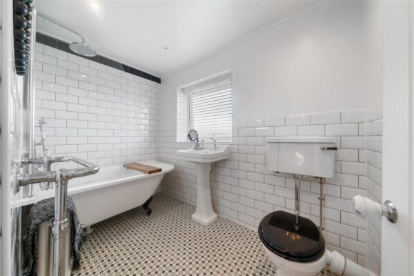 Shrewsbury Avenue, Aintree Village