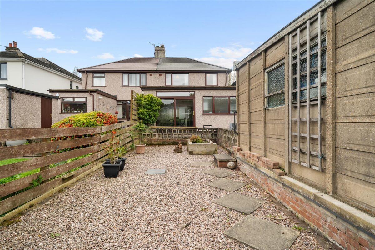 Mostyn Avenue, Aintree Village