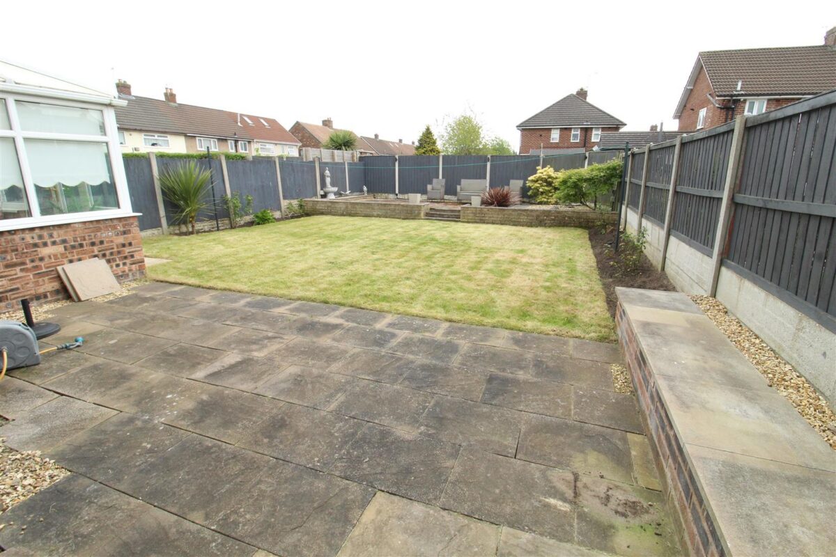 Rossall Avenue, Aintree Village