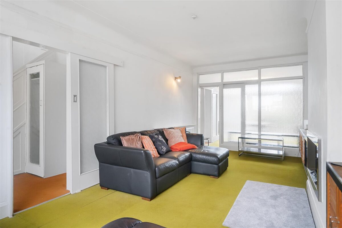 Mostyn Avenue, Aintree Village