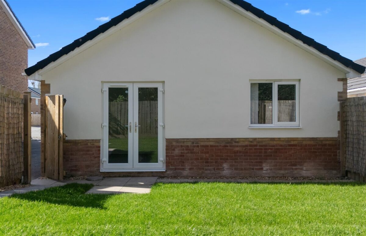 Martingale Close, Aintree Village