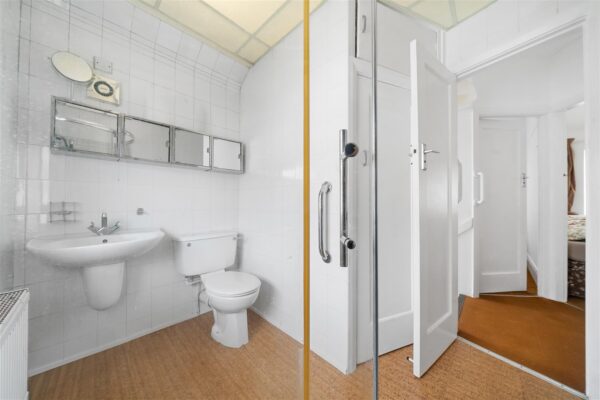 Mostyn Avenue, Aintree Village