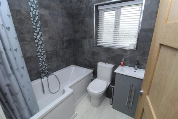 Rossall Avenue, Aintree Village