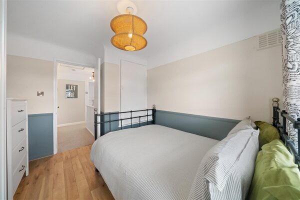 Shrewsbury Avenue, Aintree Village