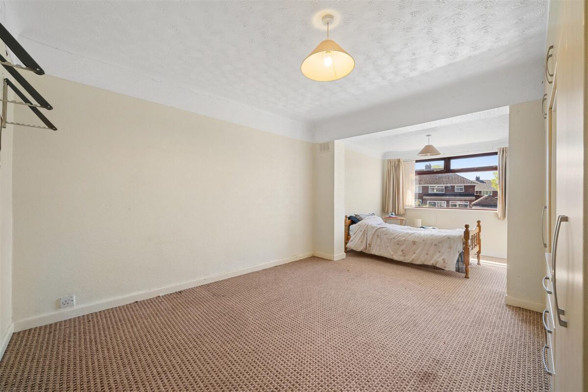 Sandhurst Drive, Aintree Village