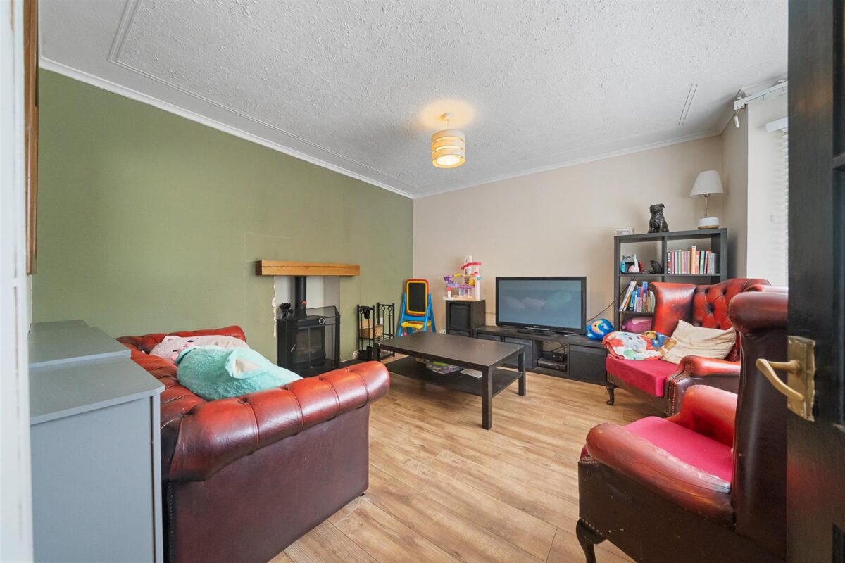 Valentine Grove, Aintree Village