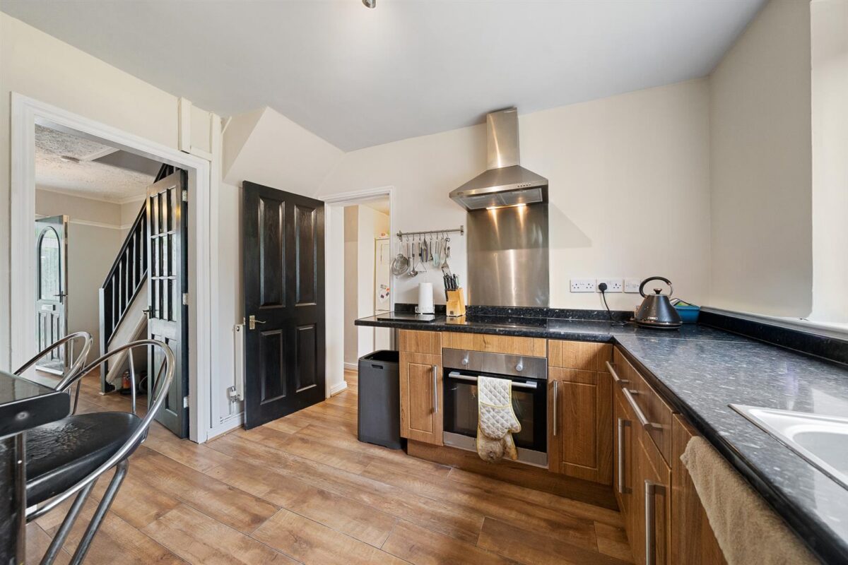 Valentine Grove, Aintree Village