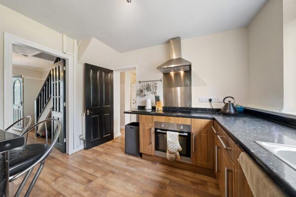 Valentine Grove, Aintree Village
