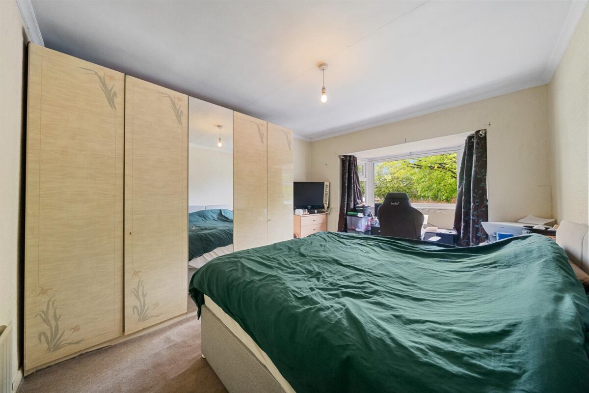 Valentine Grove, Aintree Village