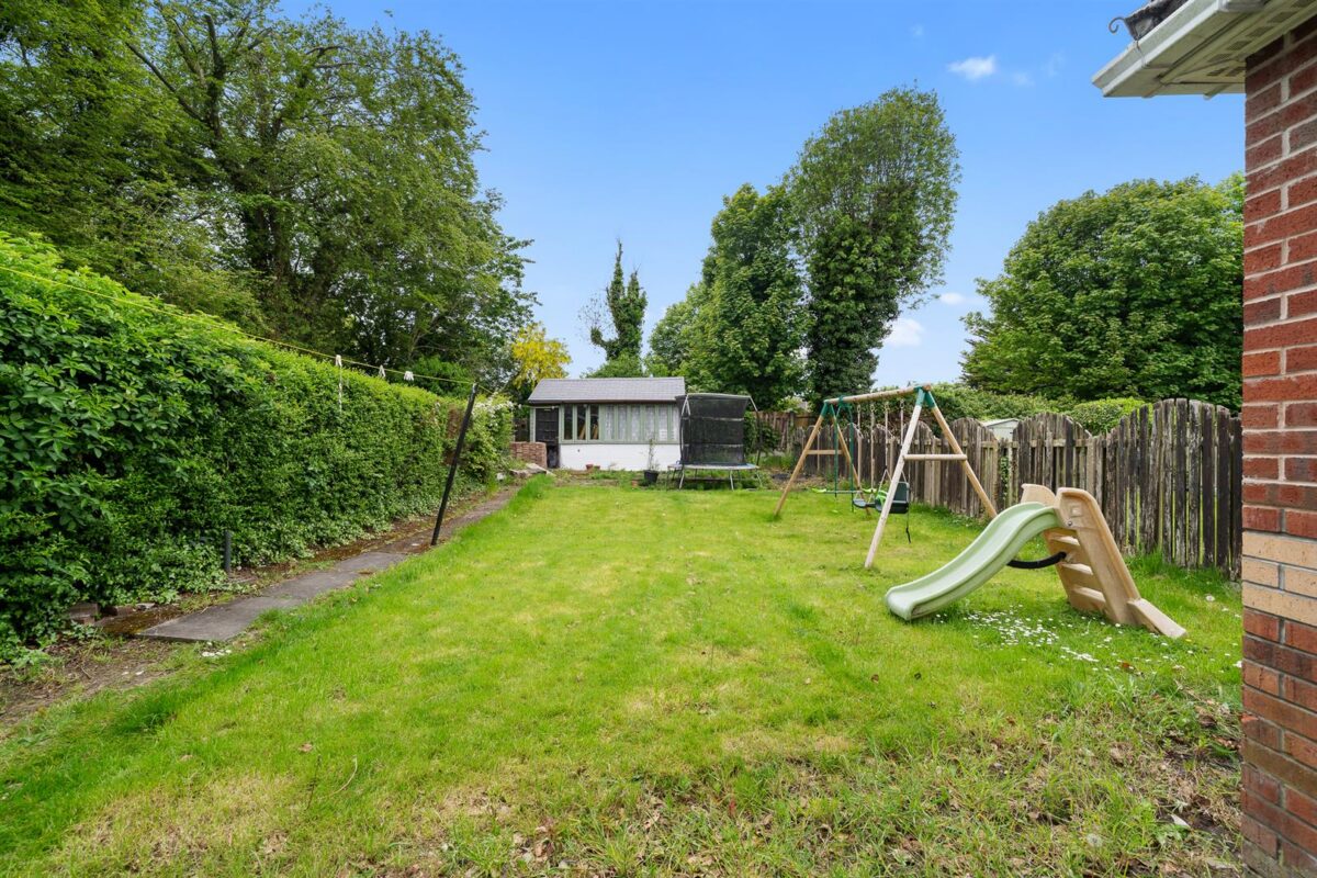 Valentine Grove, Aintree Village
