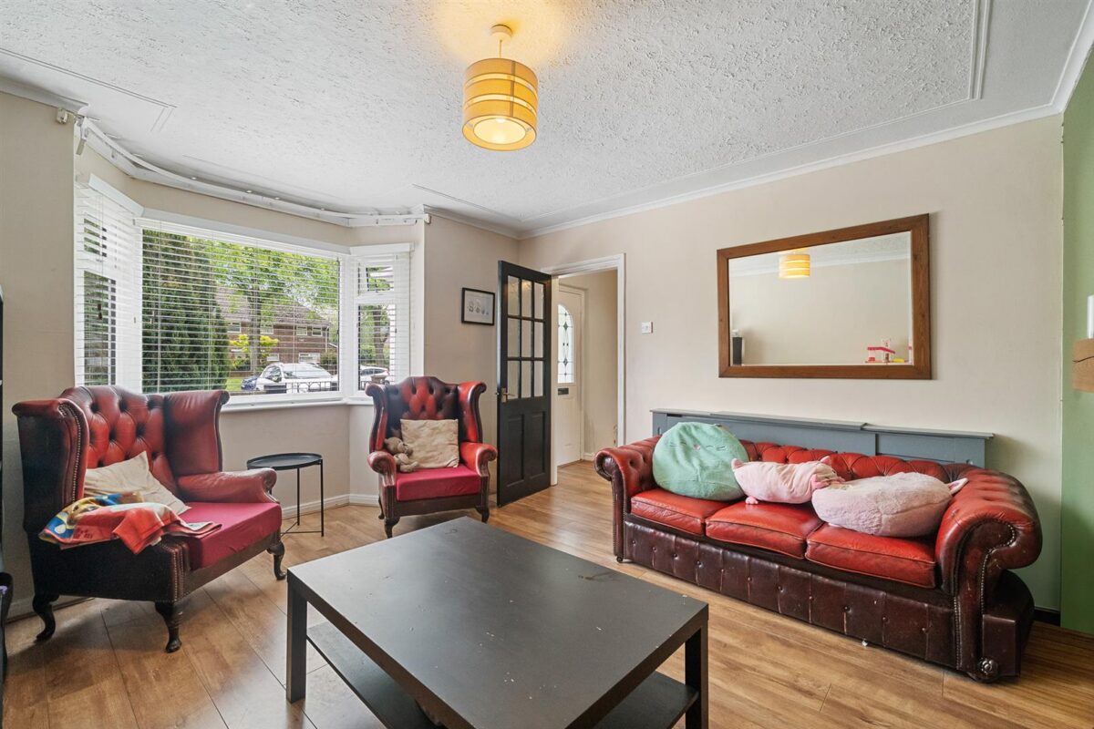 Valentine Grove, Aintree Village
