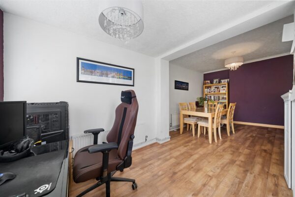 Valentine Grove, Aintree Village