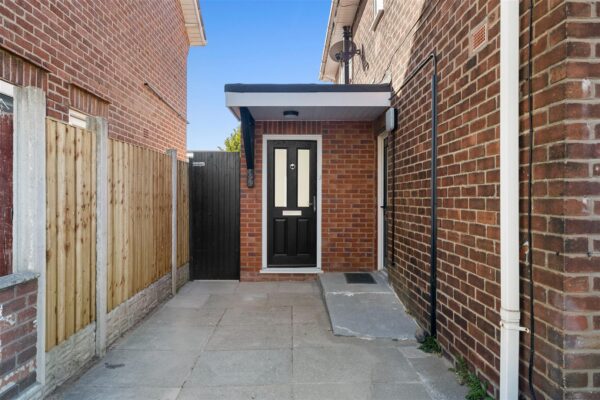 Oriel Close, Aintree Village