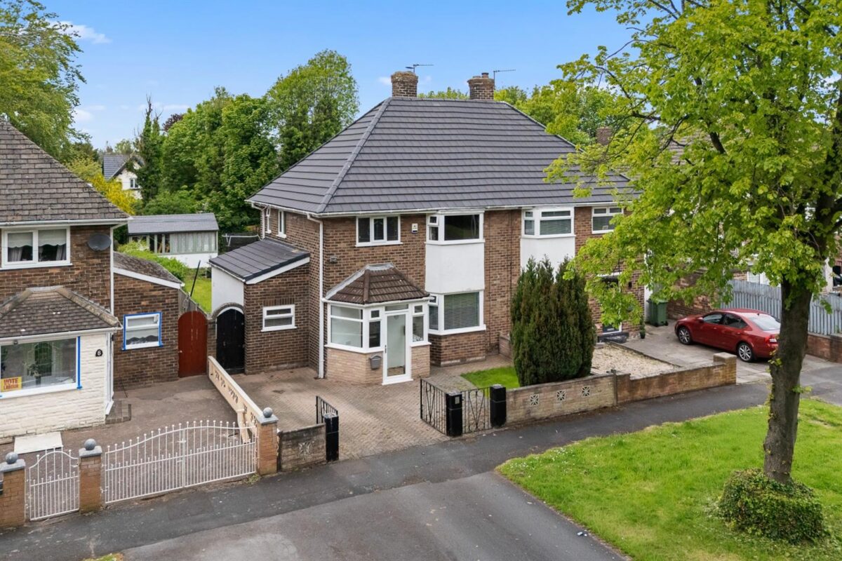 Valentine Grove, Aintree Village