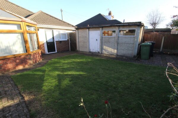 Dartmouth Avenue, Aintree Village