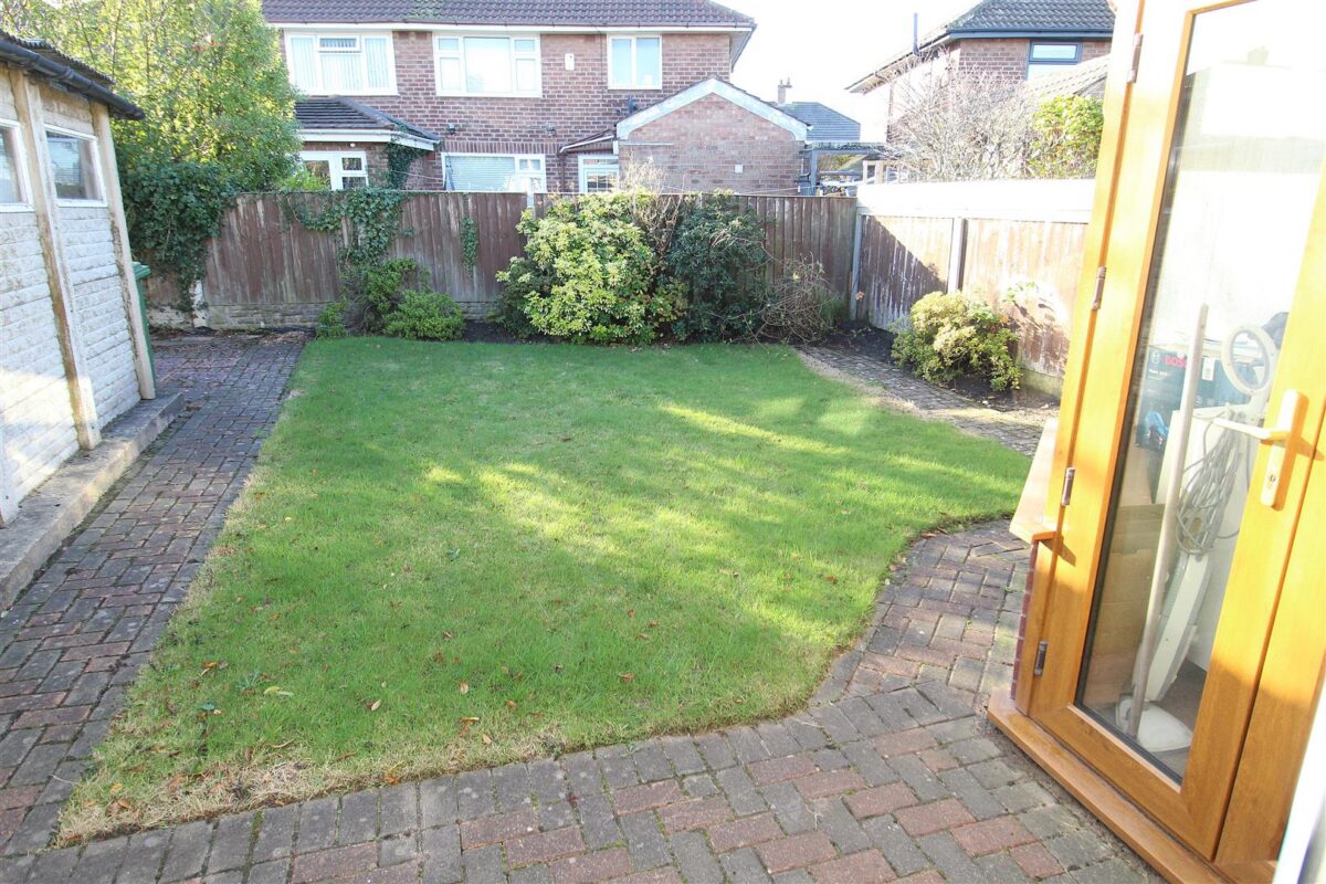 Dartmouth Avenue, Aintree Village