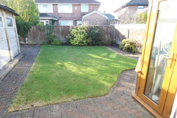 Dartmouth Avenue, Aintree Village