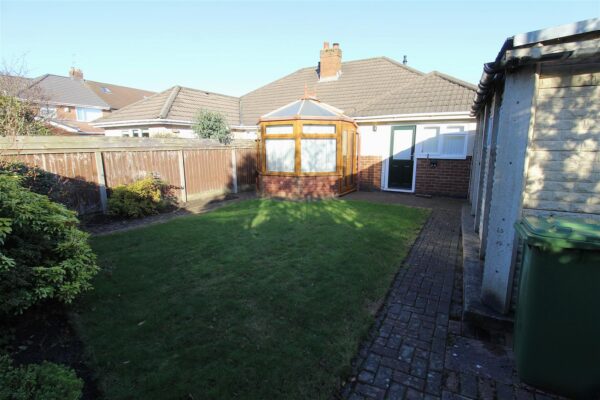 Dartmouth Avenue, Aintree Village