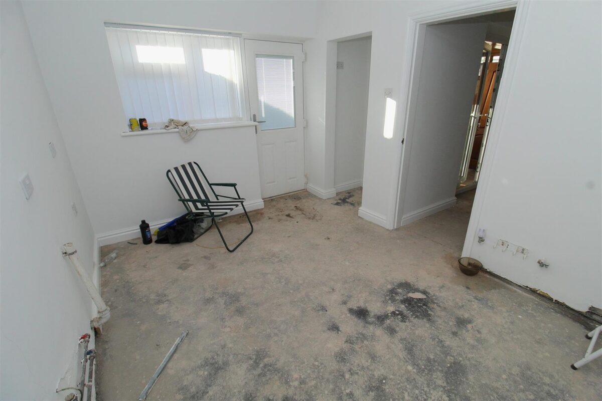 Dartmouth Avenue, Aintree Village
