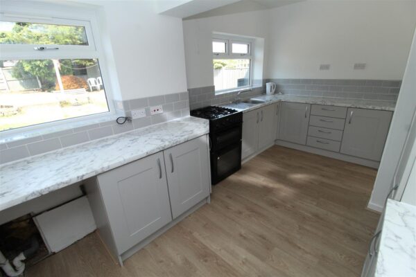 Lincoln Drive, Aintree Village