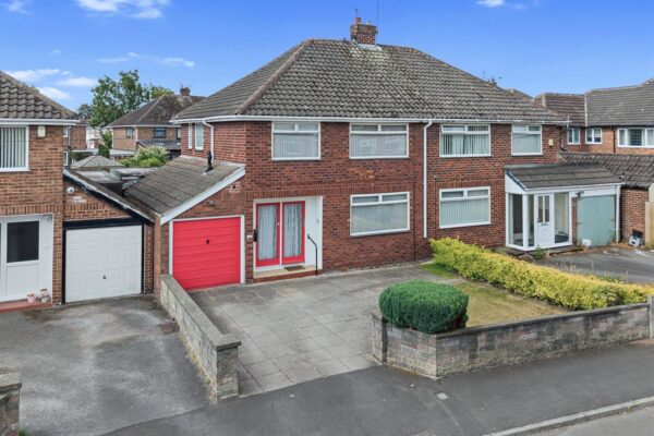 Taunton Drive, Aintree Village