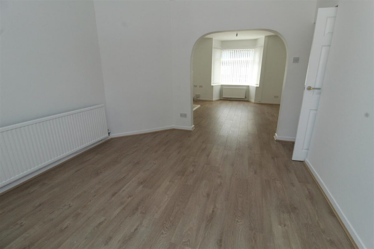 Lincoln Drive, Aintree Village