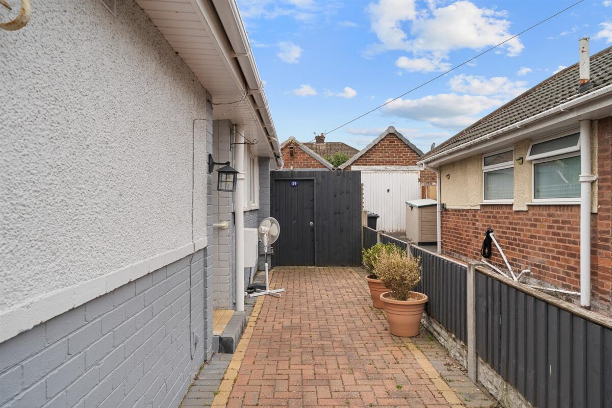 Dartmouth Avenue, Aintree Village