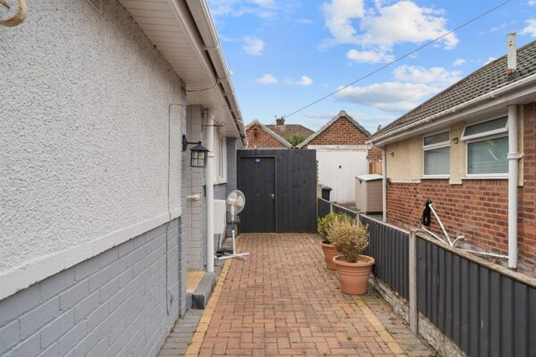 Dartmouth Avenue, Aintree Village