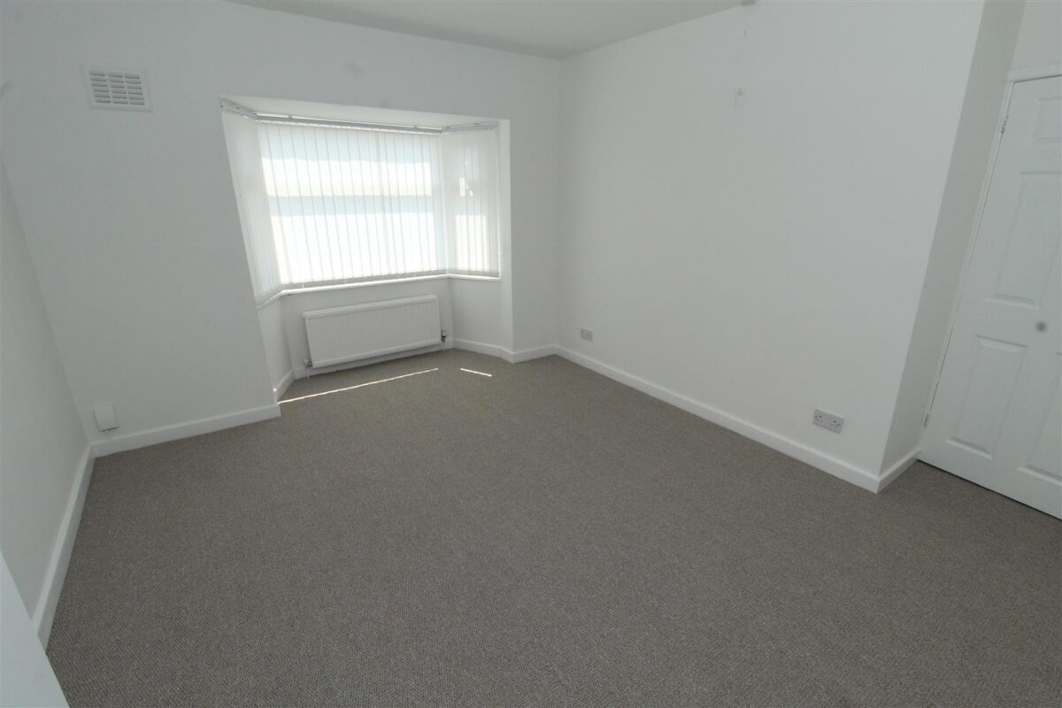 Lincoln Drive, Aintree Village