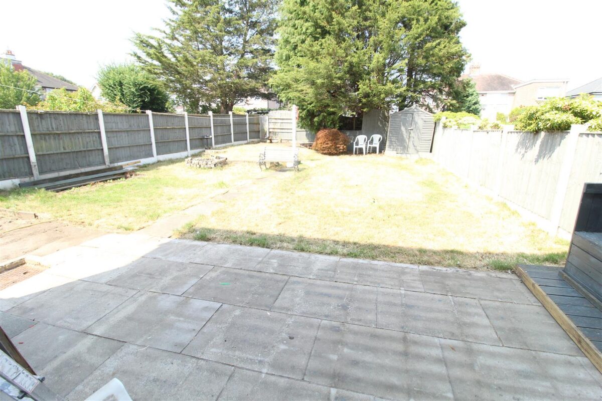 Lincoln Drive, Aintree Village
