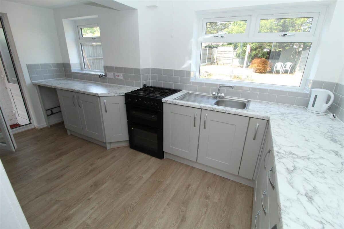 Lincoln Drive, Aintree Village