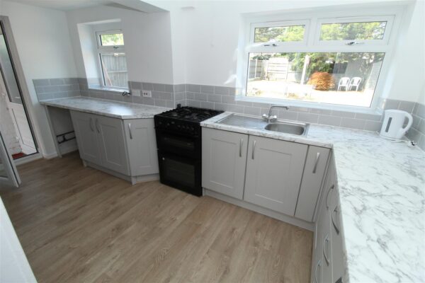 Lincoln Drive, Aintree Village