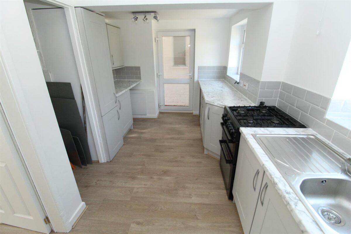 Lincoln Drive, Aintree Village