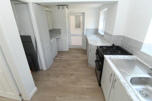 Lincoln Drive, Aintree Village