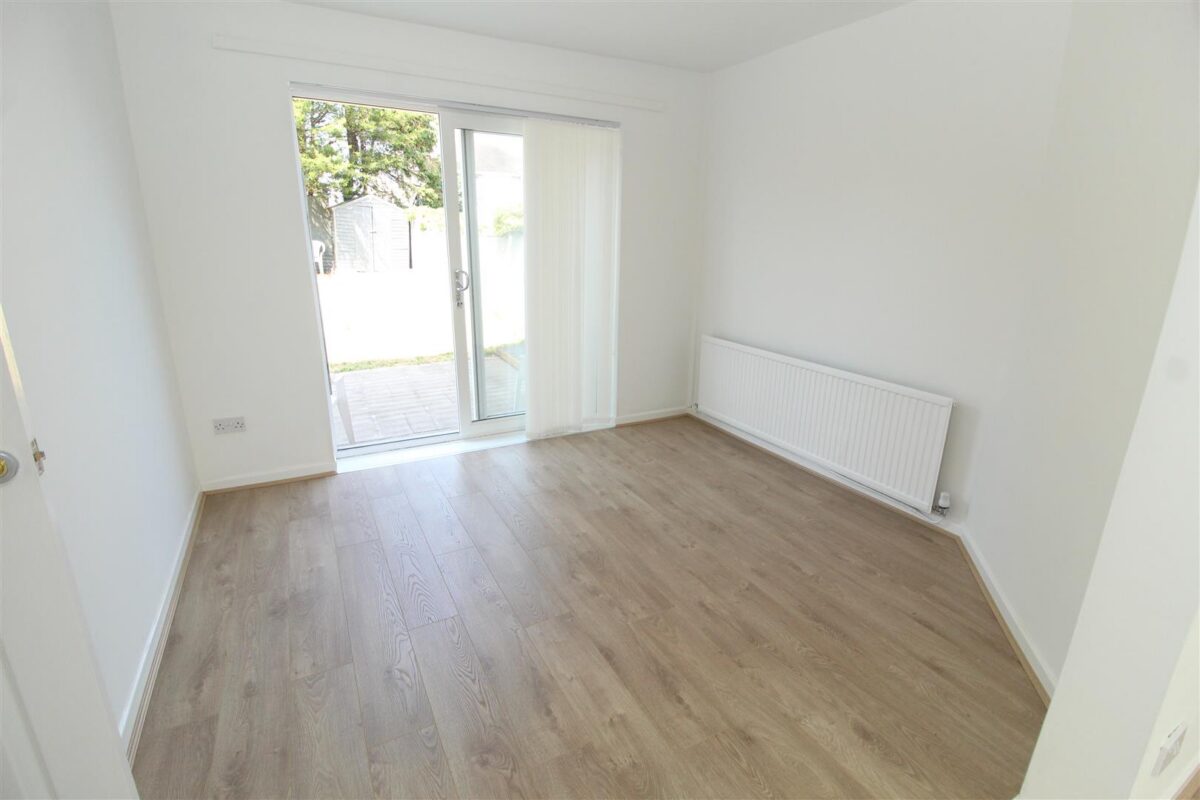 Lincoln Drive, Aintree Village