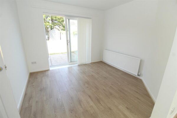 Lincoln Drive, Aintree Village
