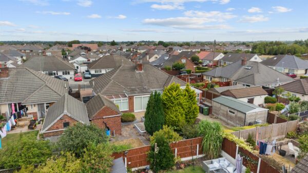 Dartmouth Avenue, Aintree Village