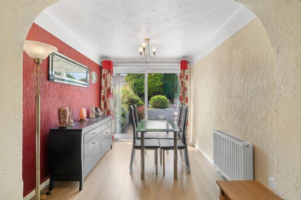 Dartmouth Avenue, Aintree Village