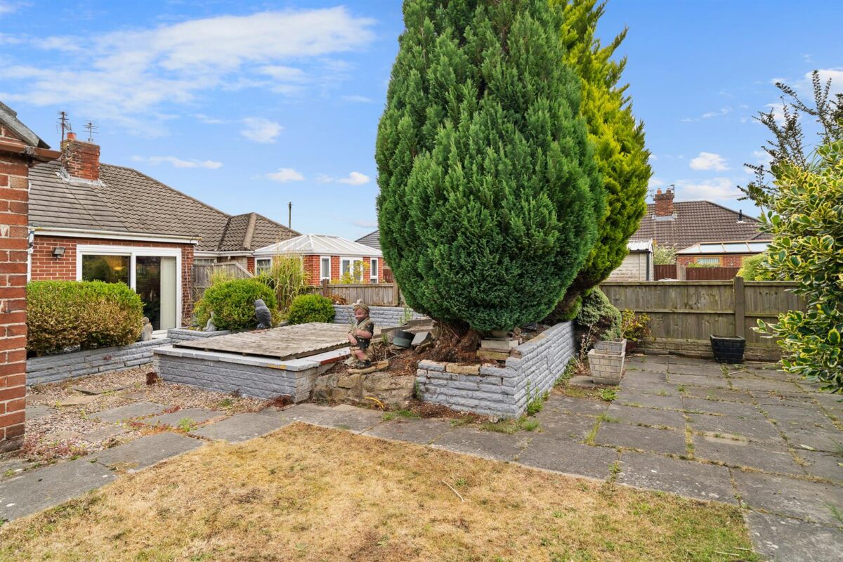 Dartmouth Avenue, Aintree Village