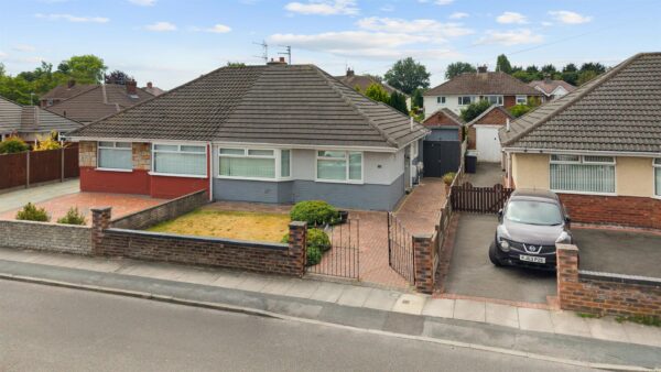 Dartmouth Avenue, Aintree Village