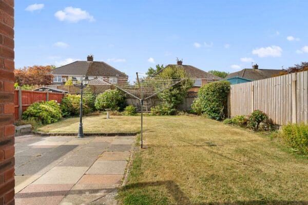 Taunton Drive, Aintree Village