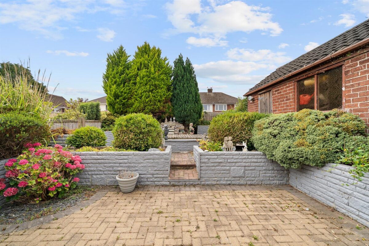 Dartmouth Avenue, Aintree Village