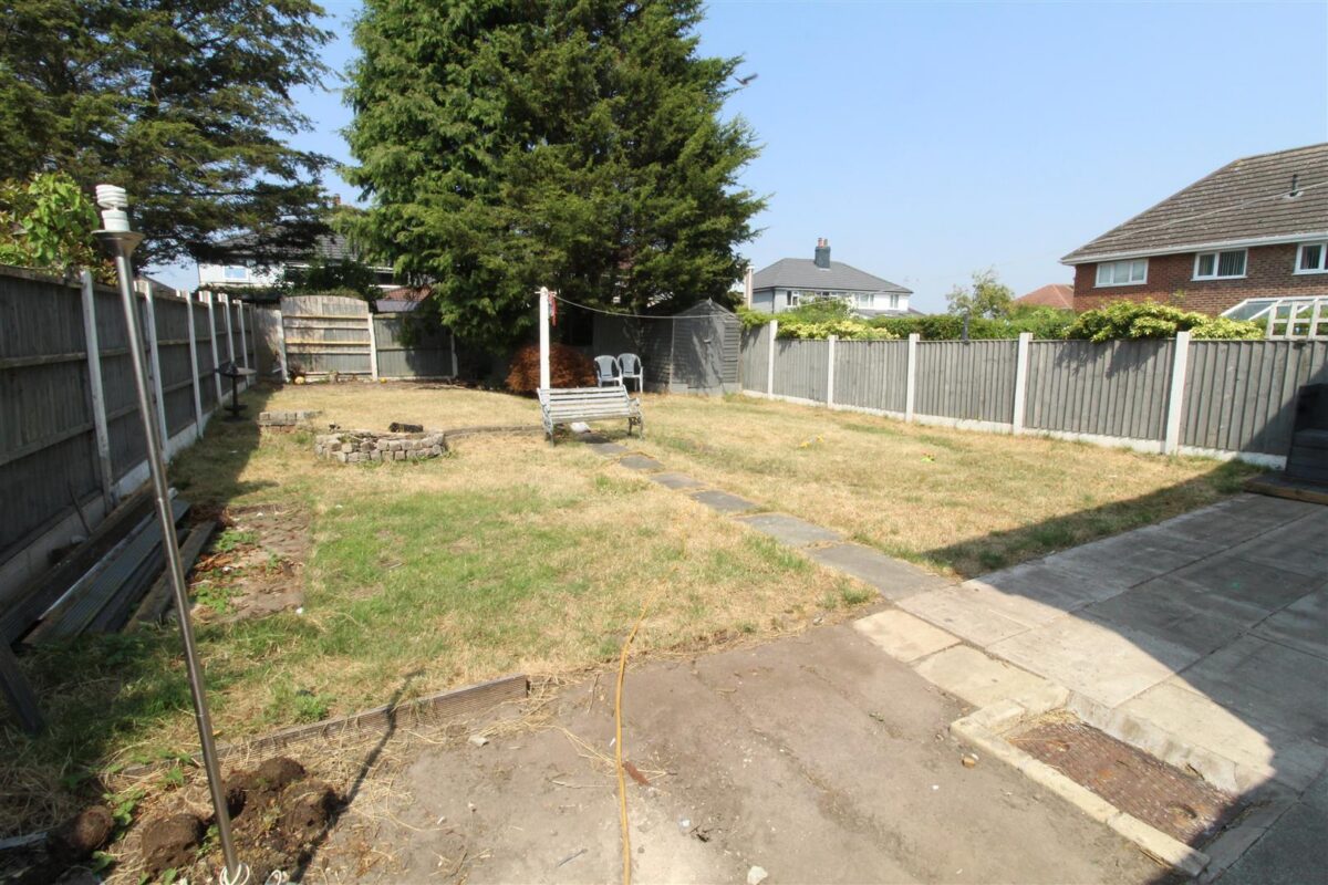 Lincoln Drive, Aintree Village