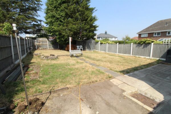 Lincoln Drive, Aintree Village