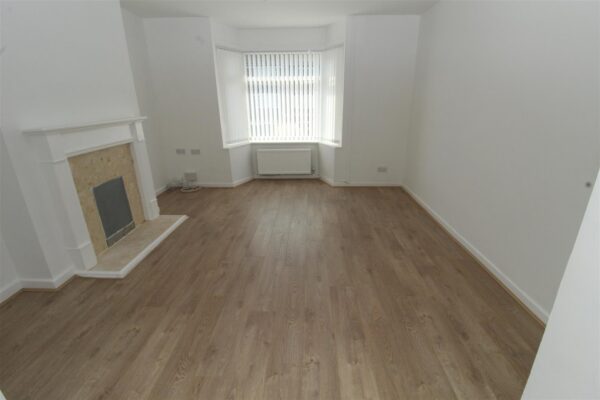 Lincoln Drive, Aintree Village