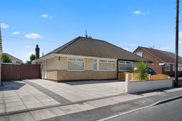 Dartmouth Avenue, Aintree Village