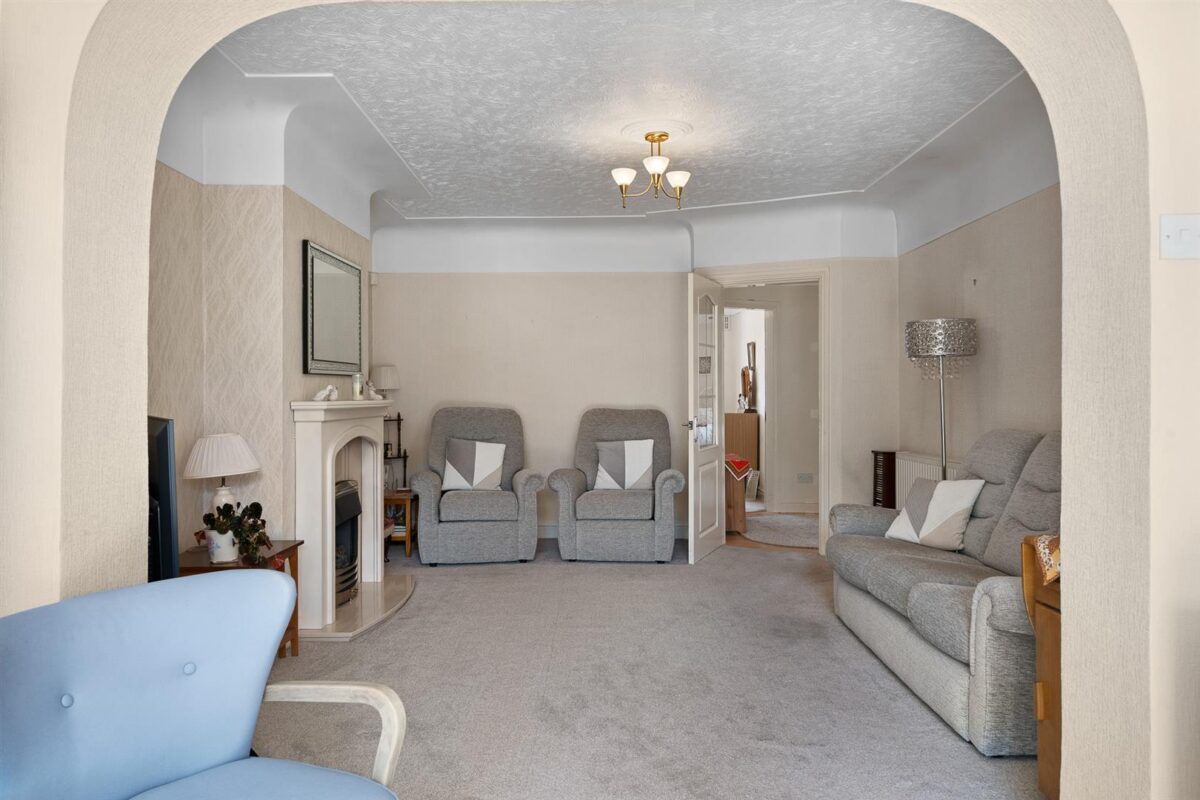 Dartmouth Avenue, Aintree Village