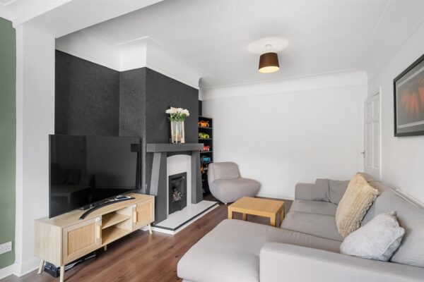 Oriel Drive, Aintree Village