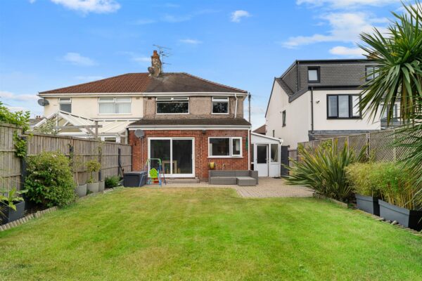 Oriel Drive, Aintree Village